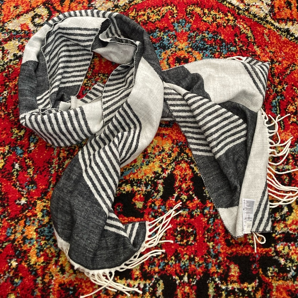 Gap Black and White Scarf